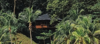 Charming bungalow in tranquil Bocas del Toro. Perfect spot for surf and relax.