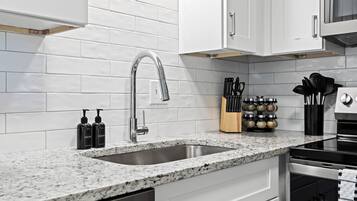 冰箱、微波炉、烤箱、炉灶