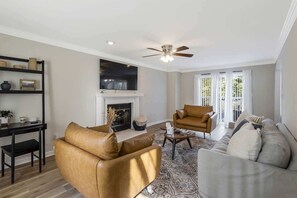 Fernseher, Kamin, Arbeitsbereiche