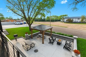 Outdoor dining - Stylish Upper Apartment | King Bed | Conveniently Located (Royal Oak)