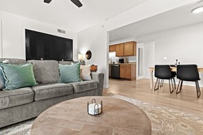 Smart TV - Stylish Upper Apartment | King Bed | Conveniently Located (Royal Oak)
