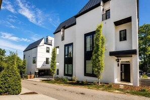 Un moderno edificio residencial de dos plantas con amplios ventanales y techo plano.