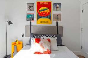 3 bedrooms, iron/ironing board, travel cot, WiFi - Cozy Gulch Retreat • Skyline Views (Nashville)