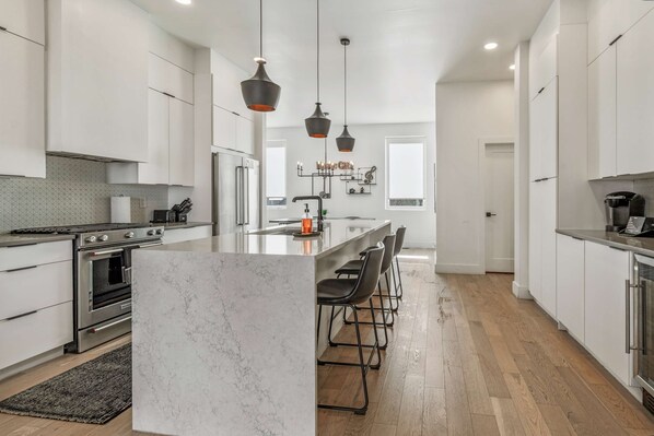 Een koelkast, een magnetron, een oven, een kookplaat