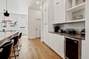 Køleskab, mikrobølgeovn, ovn, kogeplade