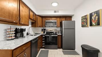 Een koelkast, een magnetron, een oven, een kookplaat