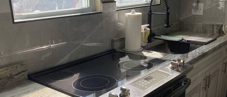 Frigorifero, forno, piano cottura, lavastoviglie