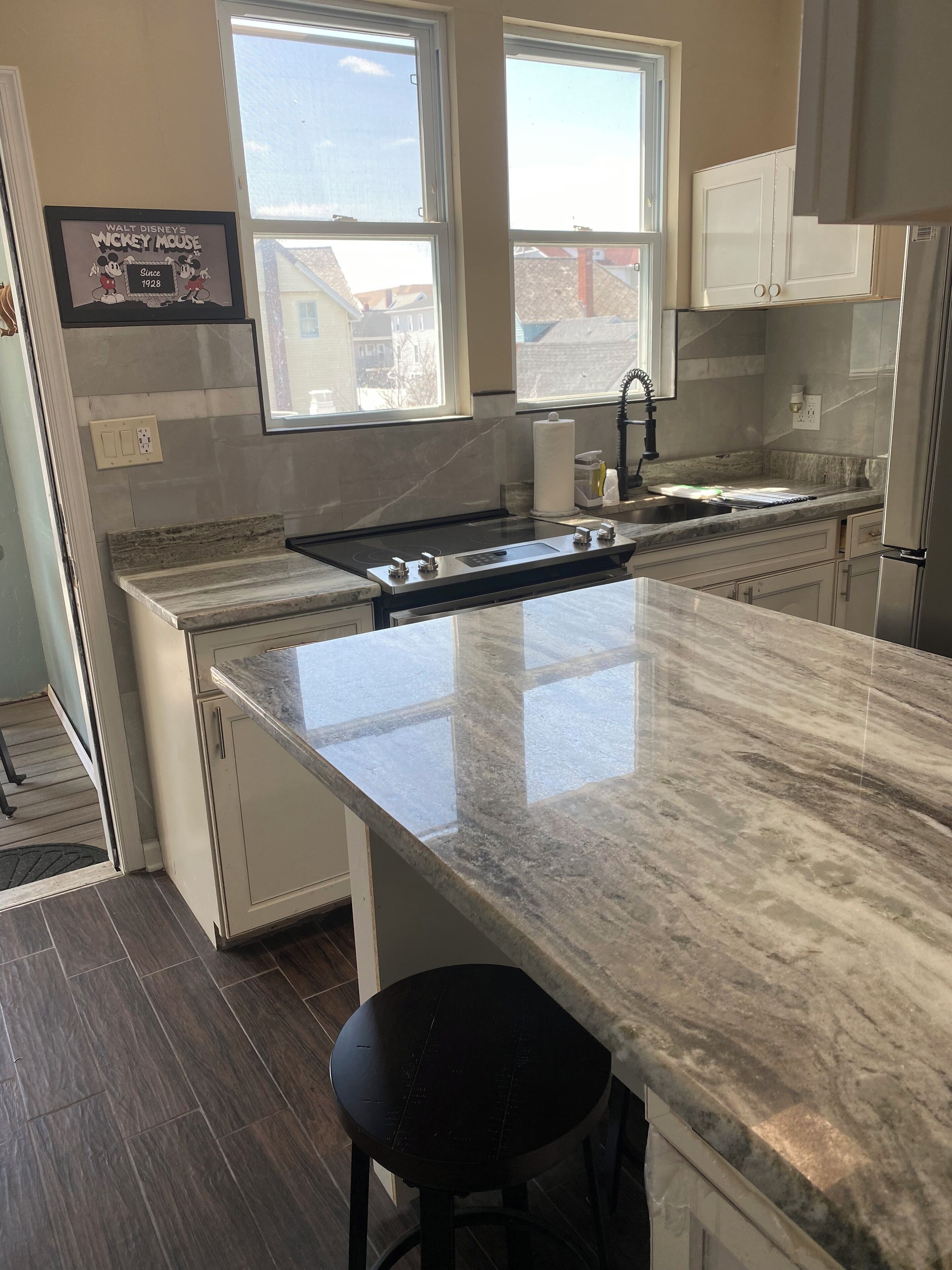 Kjøleskap, ovn, kokeplater og oppvaskmaskin