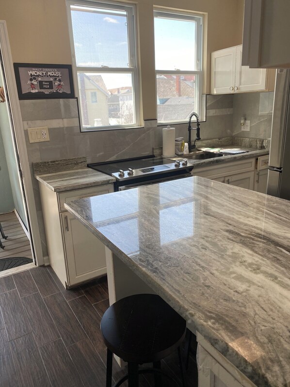 Fridge, oven, stovetop, dishwasher