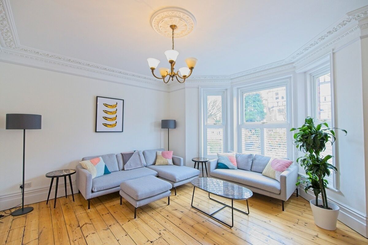 Tv, bordsfotboll och böcker