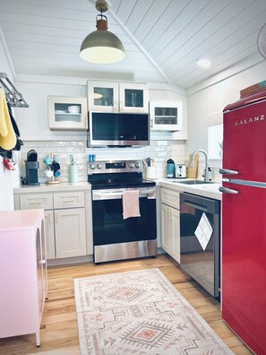 Refrigerador, microondas, horno, placa de cocina