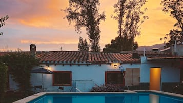 Una piscina al aire libre
