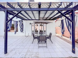 Outdoor dining - 3-bedroom home in awesome Las Vegas with WiFi, AC (Las Vegas)