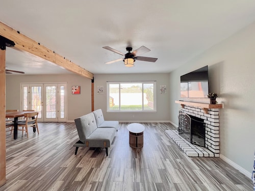 3-bedroom home in awesome Las Vegas with WiFi, AC