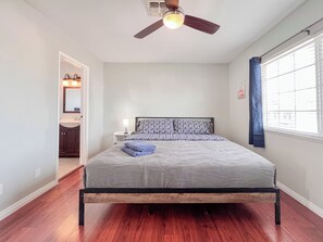 3 habitaciones, tabla de planchar con plancha, wifi y ropa de cama