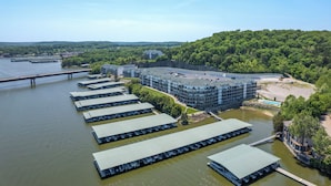 Un vaste complexe industriel doté de plusieurs quais flottants et d’un pont enjambant une rivière.