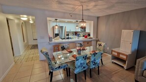 Dining - Literally 3 mins from Siesta with its number 1 beaches!!!!
Location! Location! (Sarasota)