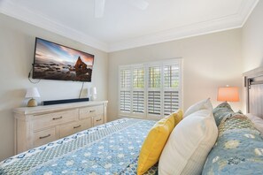 1 bedroom, iron/ironing board, free WiFi, bed sheets - Beautifully Decorated Condo, St. Simons Island, 8 minutes to Beach, Heated Pool (St. Simons Island)