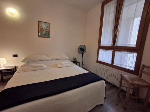 1 bedroom, desk, iron/ironing board, free WiFi