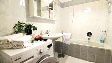 Asciugacapelli, bidet, asciugamani, sapone