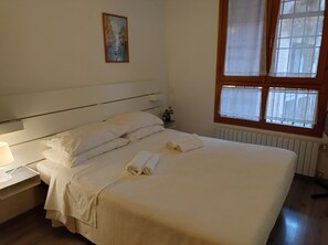1 soverom, skrivebord, strykejern/-brett og wi-fi (inkludert)