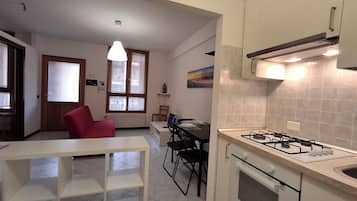 Frigorifero, forno, piano cottura, macchina per tè/caffè