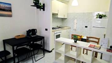 Frigorifero, forno, piano cottura, macchina per tè/caffè