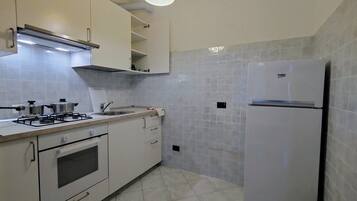 Kühlschrank, Ofen, Herdplatte, Wasserkocher mit Kaffee-/Teezubehör