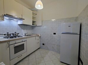 Kühlschrank, Ofen, Herdplatte, Wasserkocher mit Kaffee-/Teezubehör