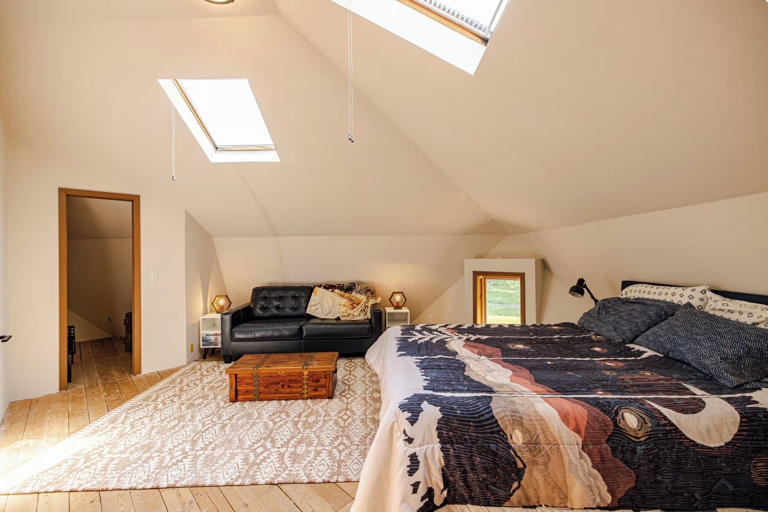 2 bedrooms, in-room safe, iron/ironing board, free WiFi