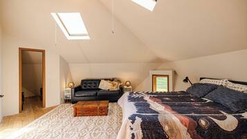 2 bedrooms, in-room safe, iron/ironing board, free WiFi