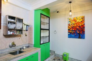 KĂŒhlschrank, Mikrowelle, Herdplatte, Wasserkocher mit Kaffee-/Teezubehör