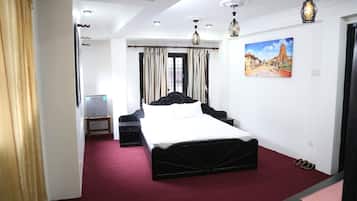 5 habitaciones, tabla de planchar con plancha, wifi y ropa de cama