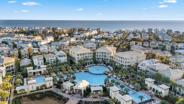Ein Resort mit mehreren Gebäuden, einem zentralen Pool und Blick auf den Ozean.