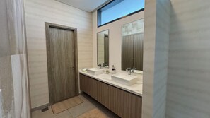 Shower, hair dryer, soap, shampoo - Beach Front 4-bedroom villa with heated SPA pool (Al Hamriyah)