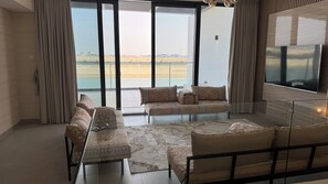 Smart TV - Beach Front 4-bedroom villa with heated SPA pool (Al Hamriyah)