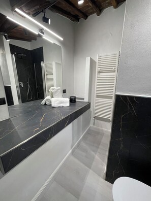 Dusch, miljövänliga toalettartiklar, hårtork och bidé