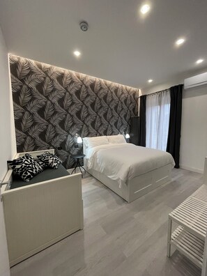 2 sovrum, skrivbord, strykjärn/strykbräda och resesäng