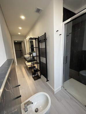 Shower, eco-friendly toiletries, hair dryer, bidet - Casa Le Formiche 
Your home in Florence (Firenze)