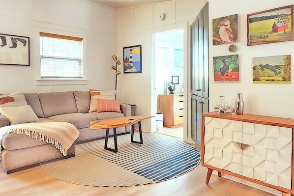 Ein Wohnzimmer mit Sofa, Couchtisch und Schrank.