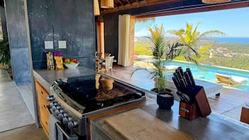 Refrigerador, microondas, cafetera y tetera y licuadora