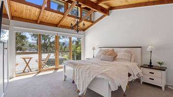 4 bedrooms, desk, WiFi, bed sheets