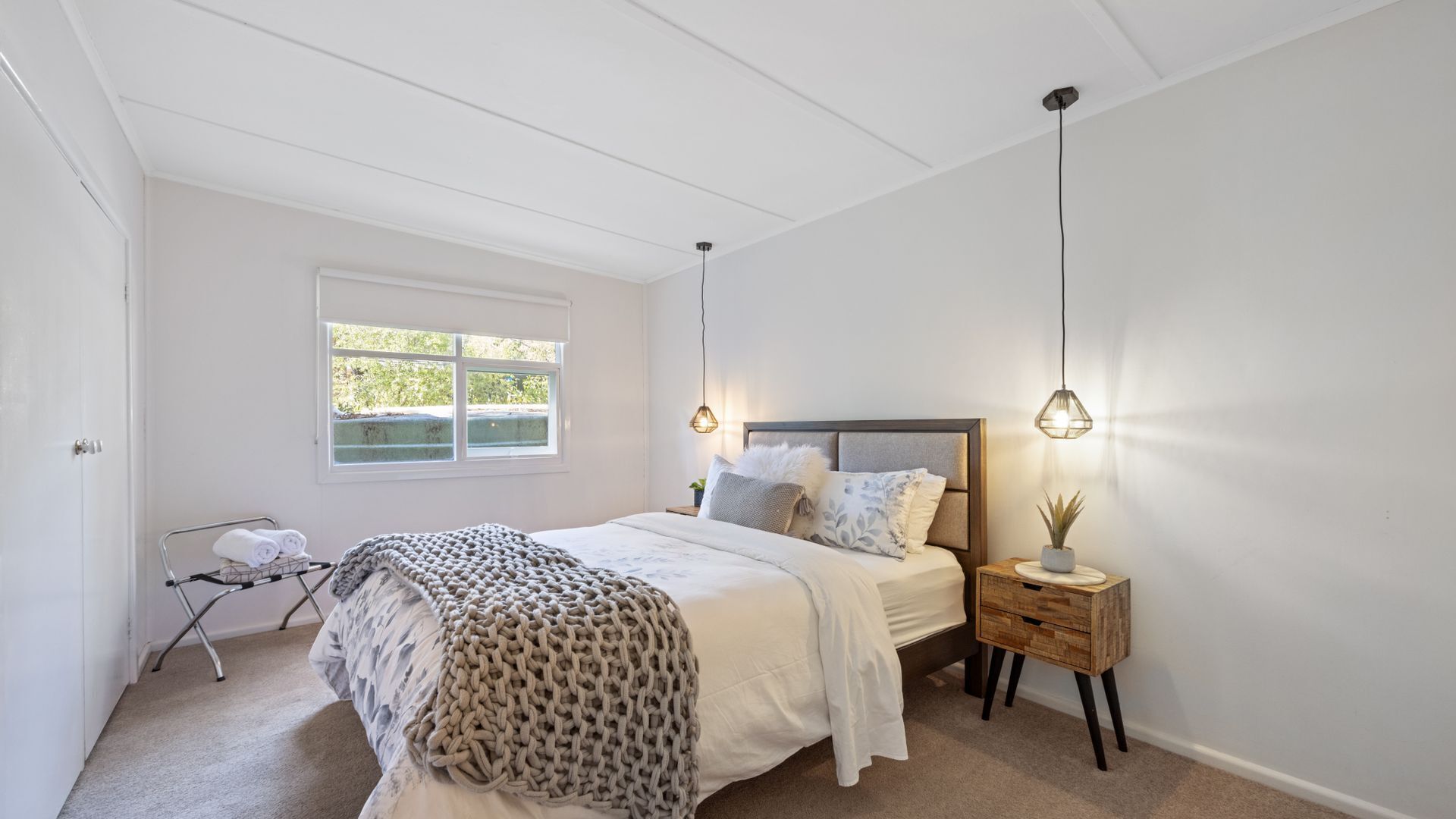 4 bedrooms, desk, WiFi, bed sheets