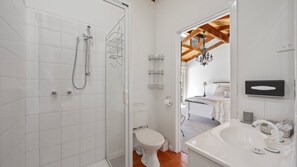 Een douche, een haardroger, handdoeken