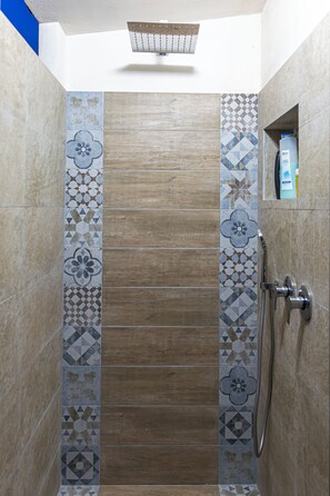 Dusche, Haartrockner, Bidet, Handtücher