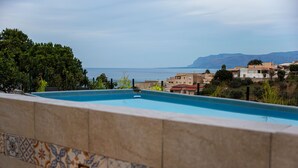 A swimming pool with a view of the sea and mountains. - Star Apartment, Alcamo Marina, 3 bedrooms, swimming pool, view and fun... enjoy (Alcamo)