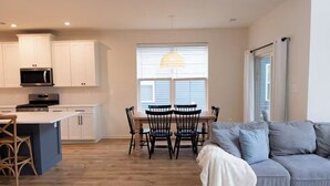 Smart TV, books, offices - Spacious 5-bedroom house with pool access & amenities (Ocean View)