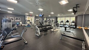 Fitness facility - Spacious 5-bedroom house with pool access & amenities (Ocean View)