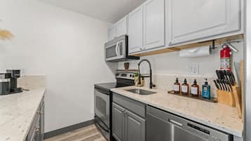 Réfrigérateur, four, plaque de cuisson, lave-vaisselle