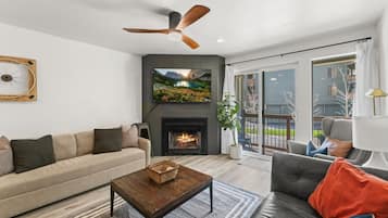 TV, fireplace
